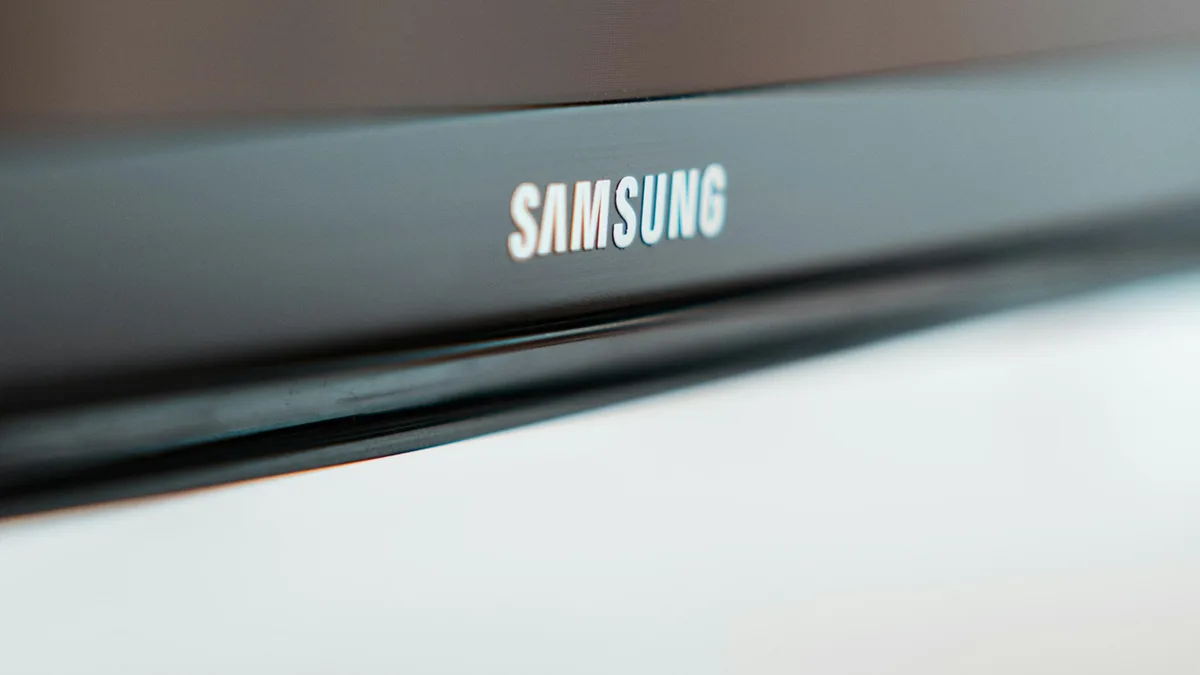 Nahaufnahme einer Samsung-Soundbar unterhalb eines Fernsehers