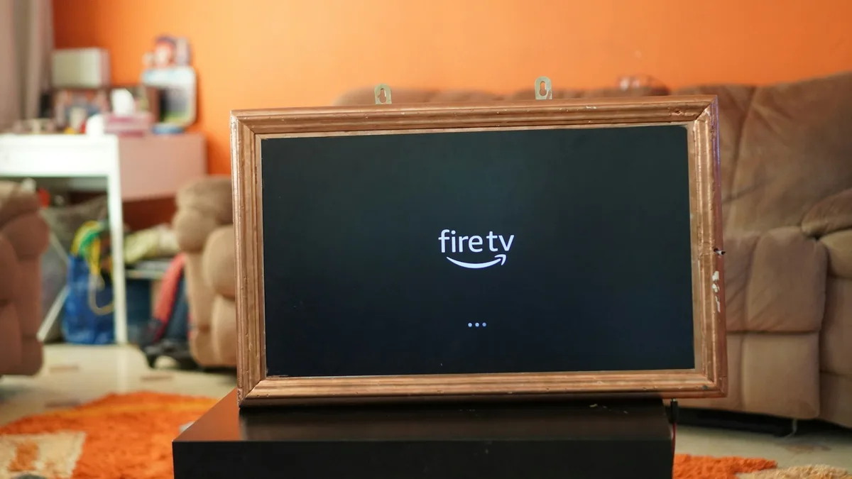 Fernseher zeigt den Startbildschirm einer Fire-TV-Oberfläche in einem gemütlichen Wohnzimmer