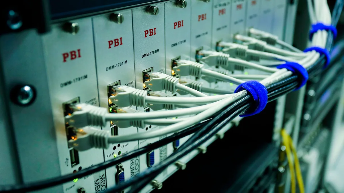 Serverschrank mit zahlreichen geordneten Netzwerkkabeln