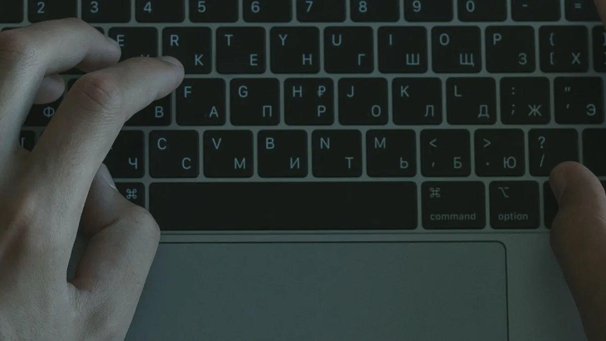 Nahaufnahme einer Laptop-Tastatur mit Programmiercode auf dem Bildschirm